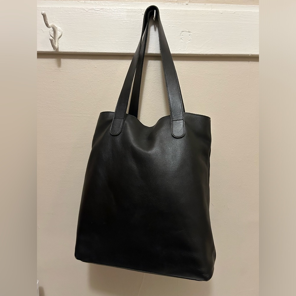 UnoEth Black Hanna Leather Tote Bag
